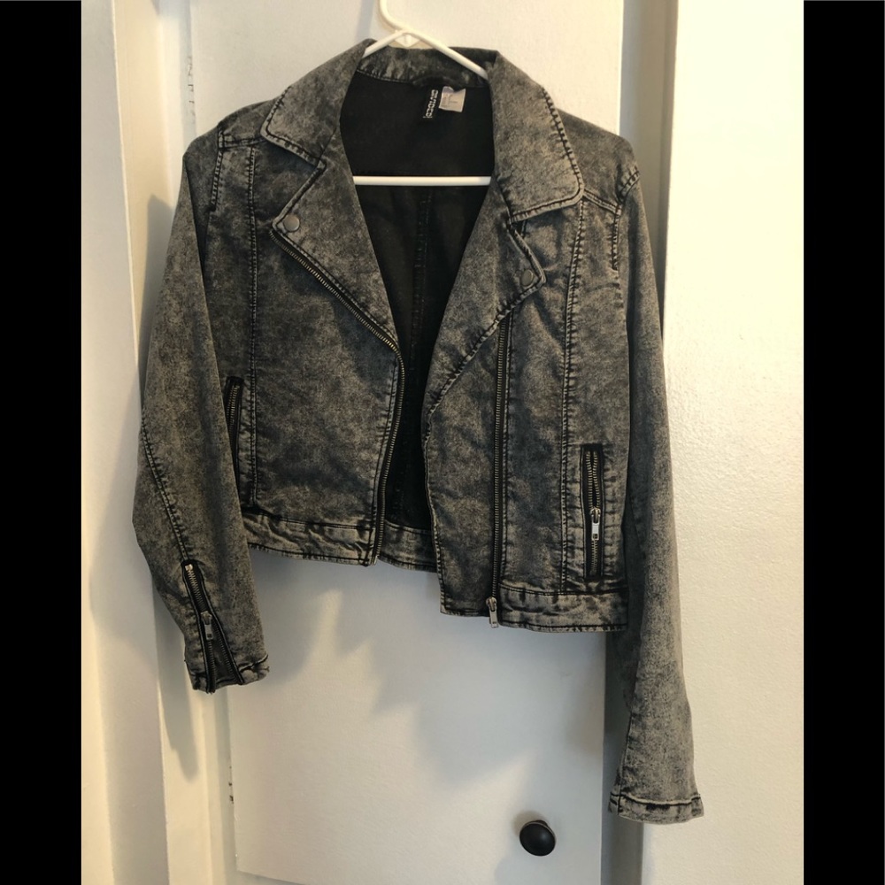 Divided acid wash cropped jacket